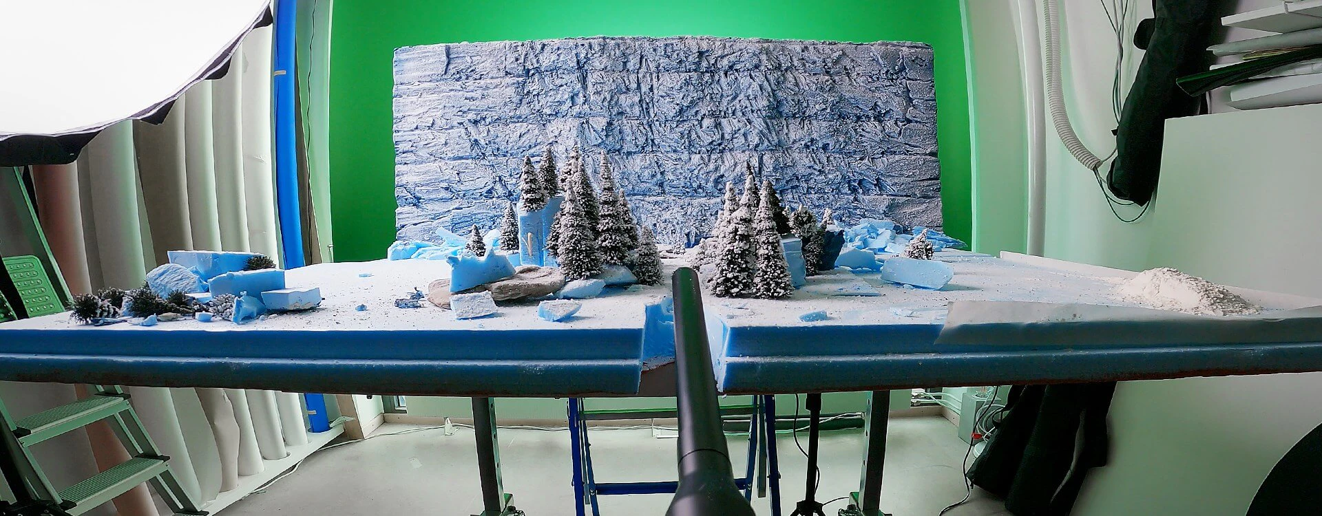 How to Create a Hollywood Set Using Miniatures