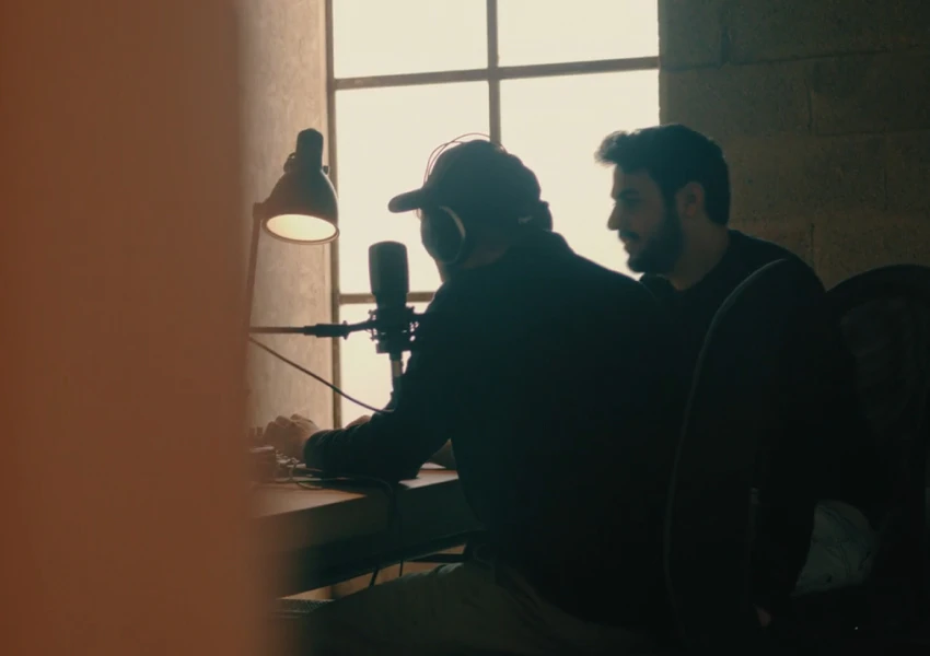 Derrière le mic : la création de la voix off avec l'IA d'Artlist